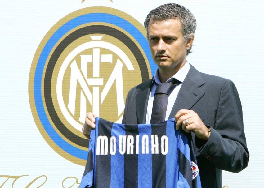 Jos Mourinho con la maglia dell&#39;Inter personalizzata